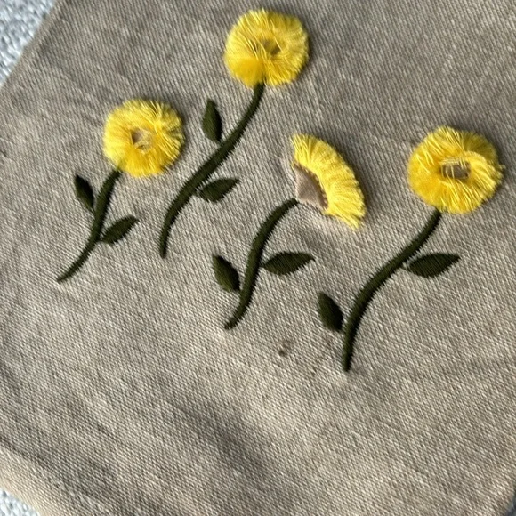 Brand New Tea / Hand Towel with Daisies - BNWT - Picture 3 of 6